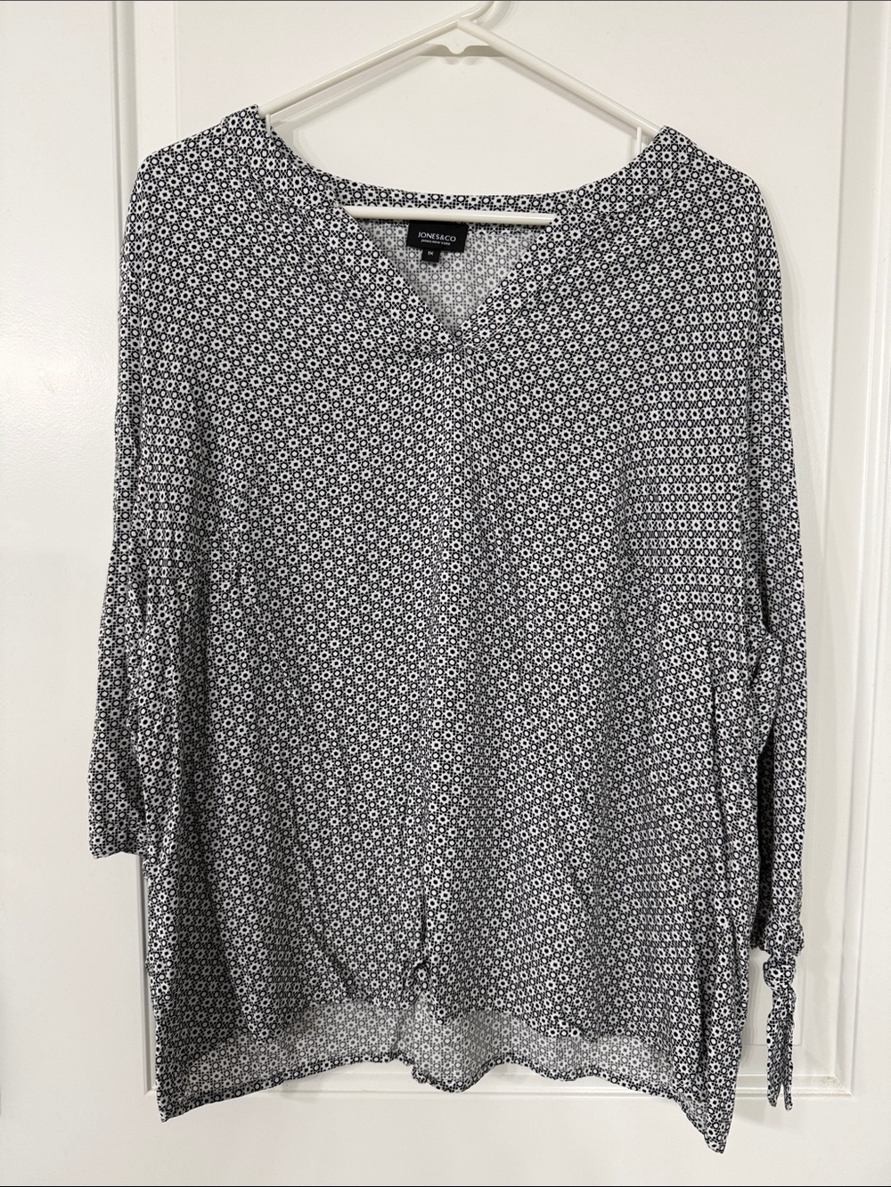 Jones New York Black & White Geometric Tunic Top